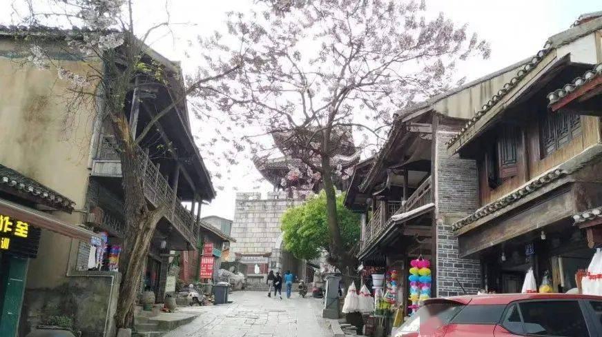 救援顽皮的小女孩